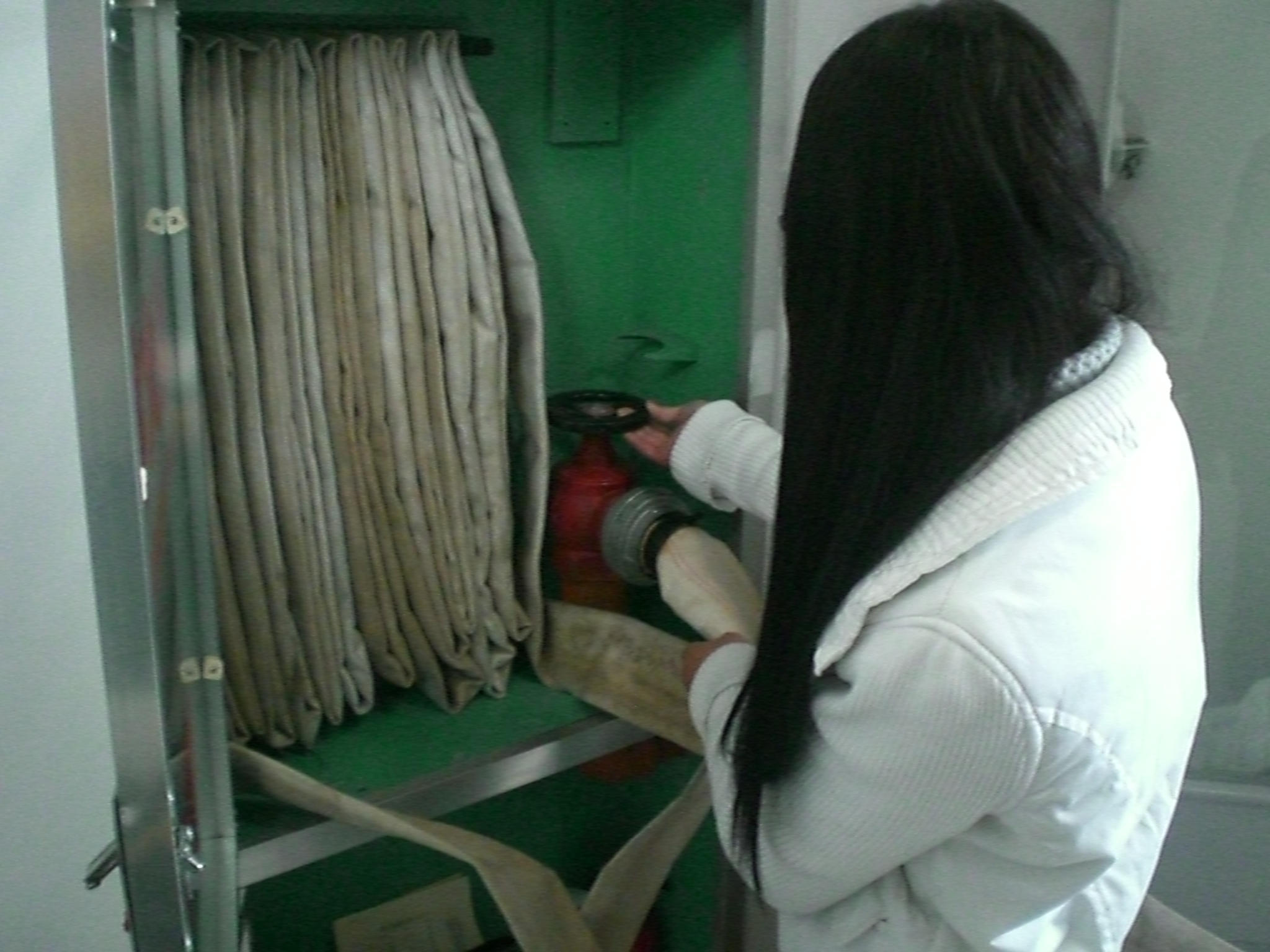 同学操作室内消火栓