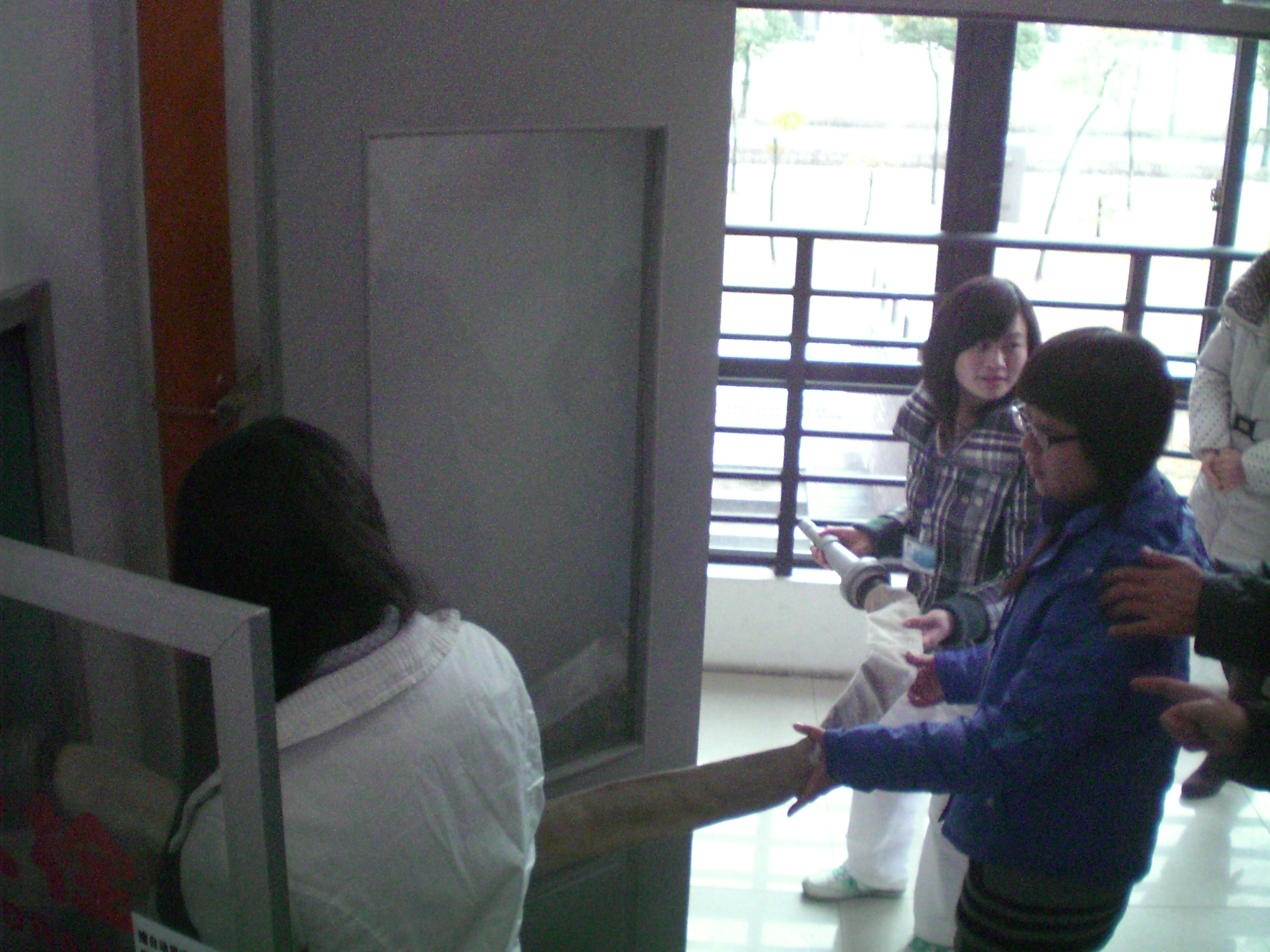 同学操作室内消火栓