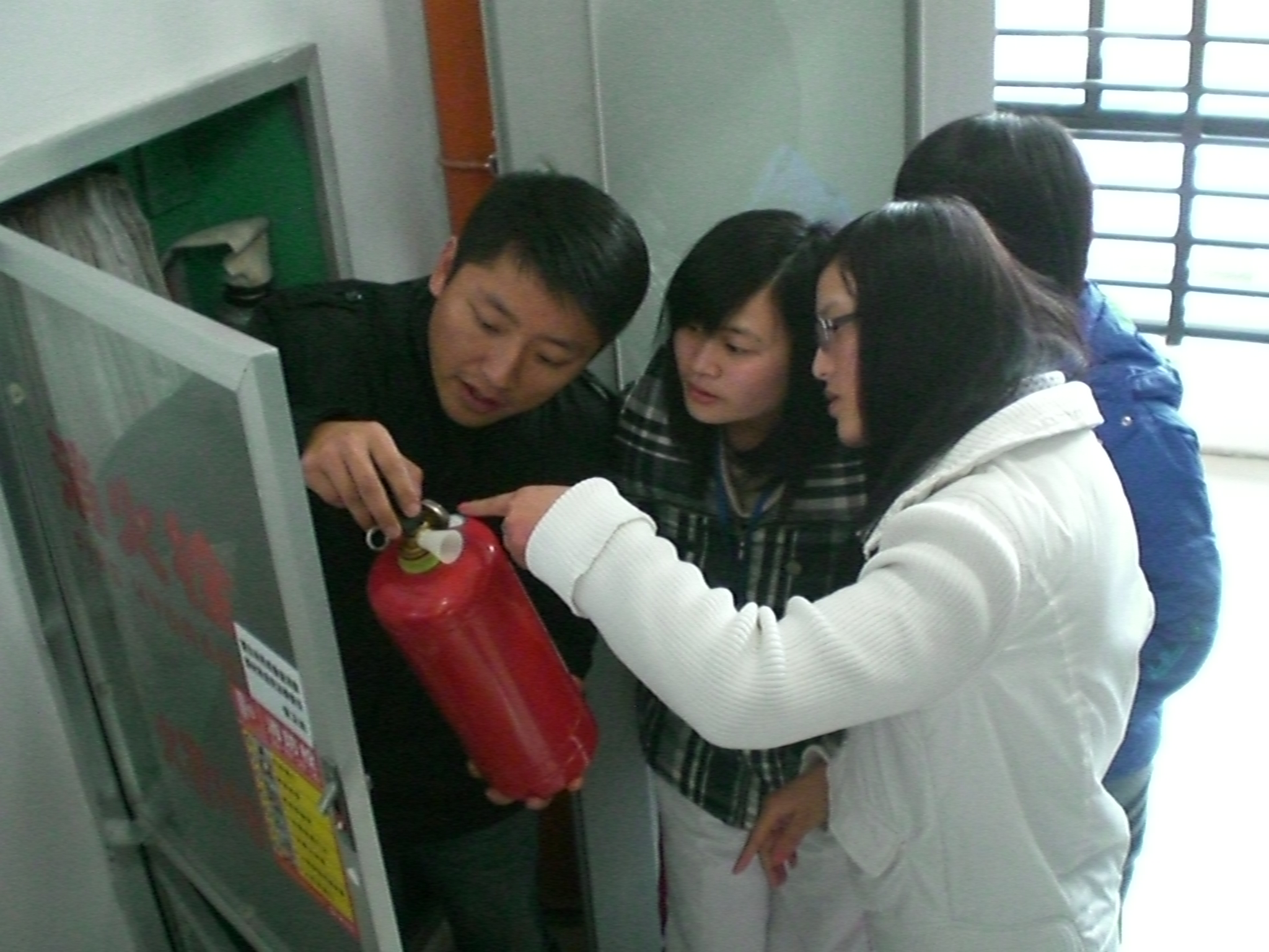 保卫处老师讲解灭火器