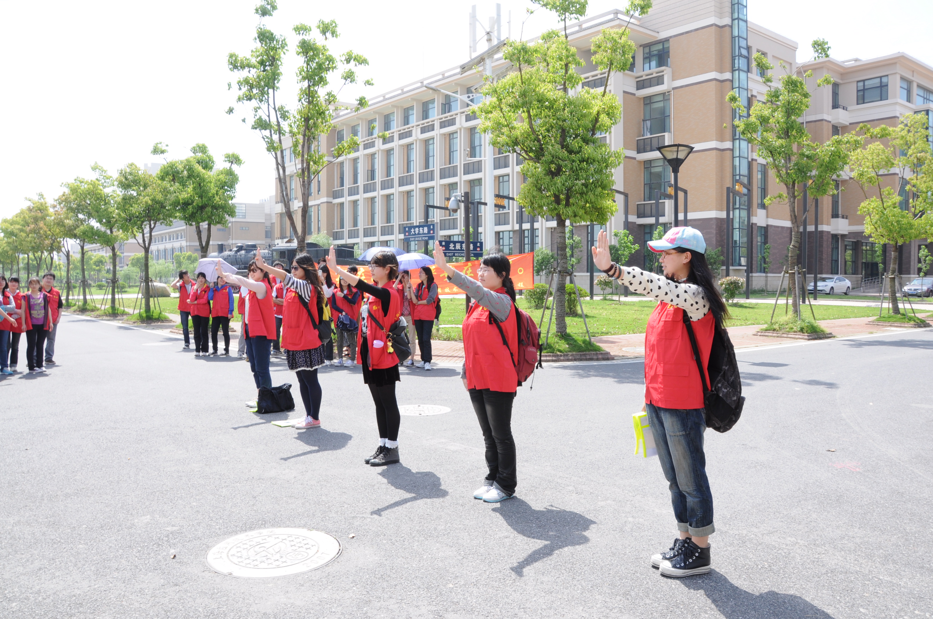 同学们学做手势操