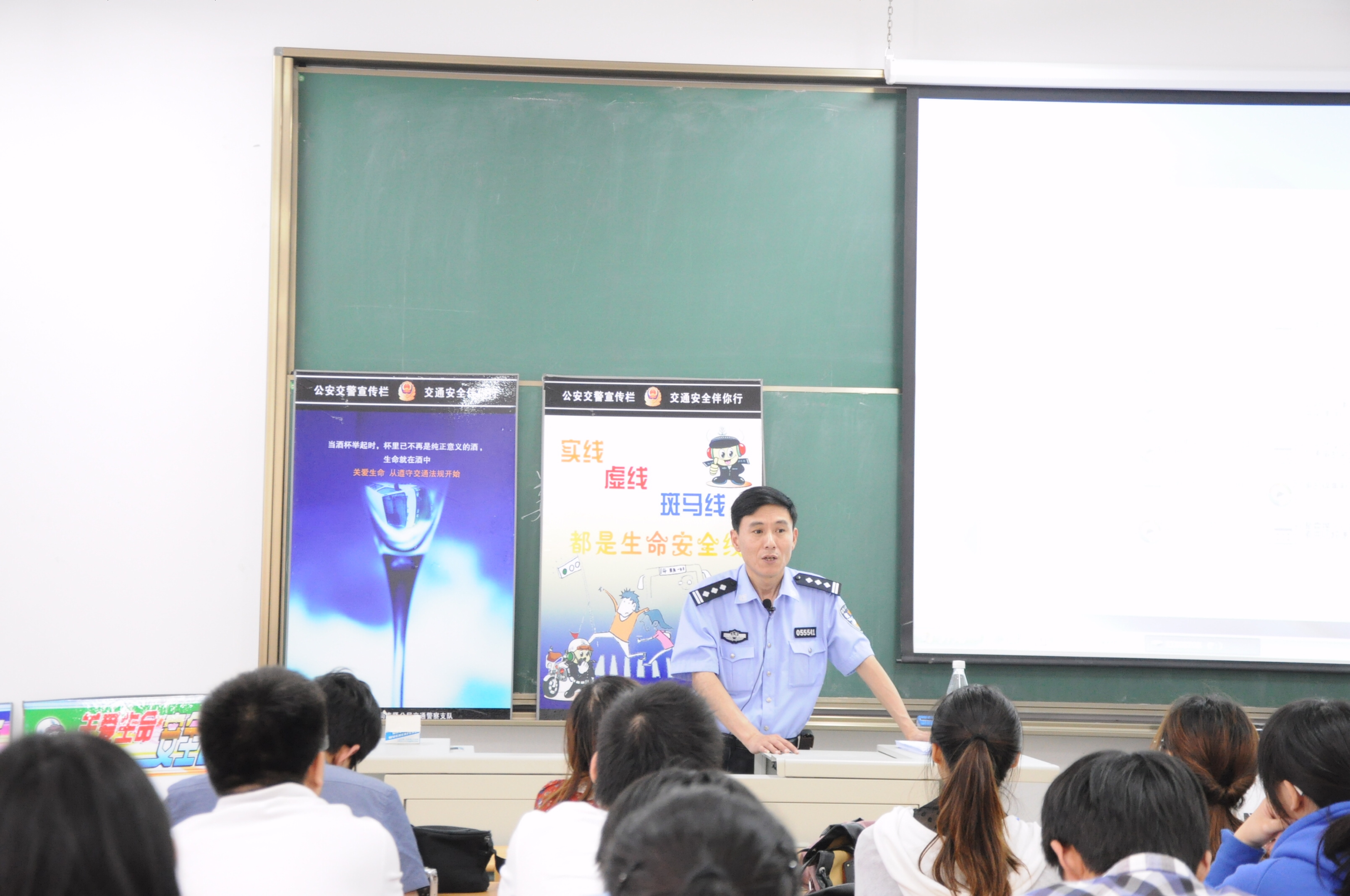 龚警官宣讲交通安全法规